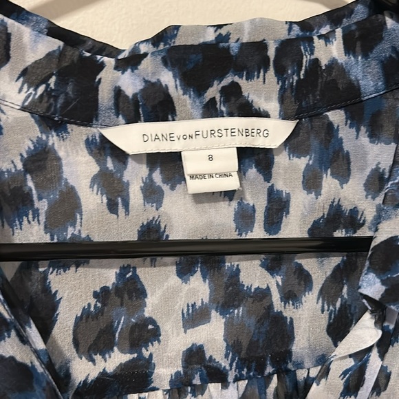 Diane Von Furstenberg Blue Cheetah Printed 100% Silk Lorelei Blouse Size 8 - Picture 2 of 4